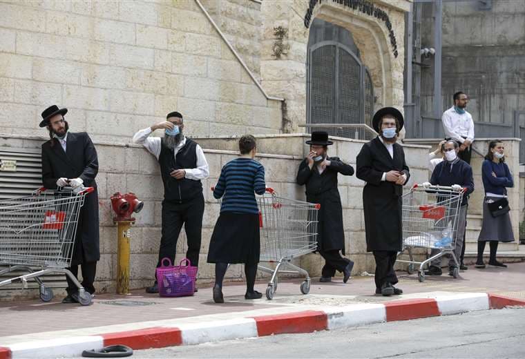 Judíos ultraortodoxos hacen cola en un supermercado cerca de Tel Aviv. Foto AFP
