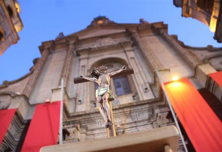 Las celebraciones de la catedral cruceña se pueden seguir a través de los medios de comunicación. Foto: Jorge Ibáñez