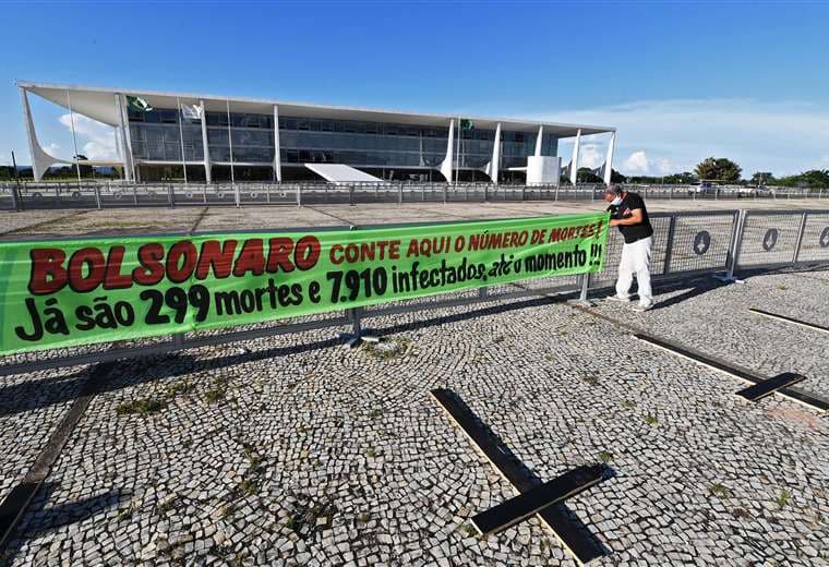 Un estudiante junto a una pancarta frente al palacio de Planalto en Brasilia. AFP