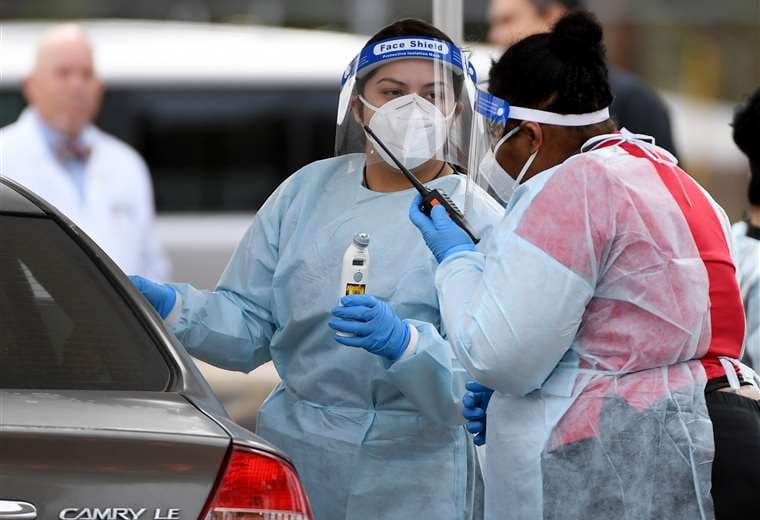 Dos enfermeras toman pruebas en Las Vegas. Foto AFP