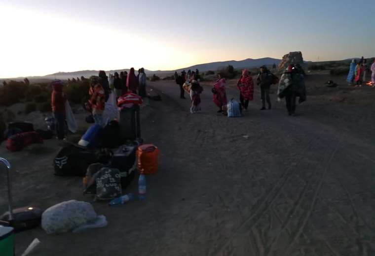 grupo de bolivianos que camina a través del desierto de Chile