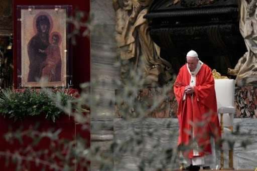 En el Vaticano, el papa Francisco celebró la Misa de Ramos en la basílica de San Pedro, desierta