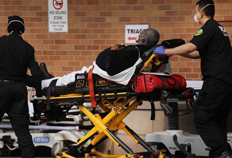 Un afroamericano llevado en camilla a un hospital de Nueva York. Foto AFP