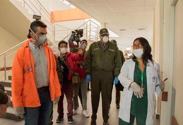 El alcalde Rodrigo Paz visita un centro hospitalario en Tarija. 
