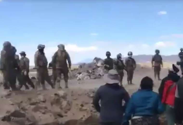 El enfrentamiento entre bolivianos y militares se dio después del mediodía en la frontera entre Bolivia y Chile