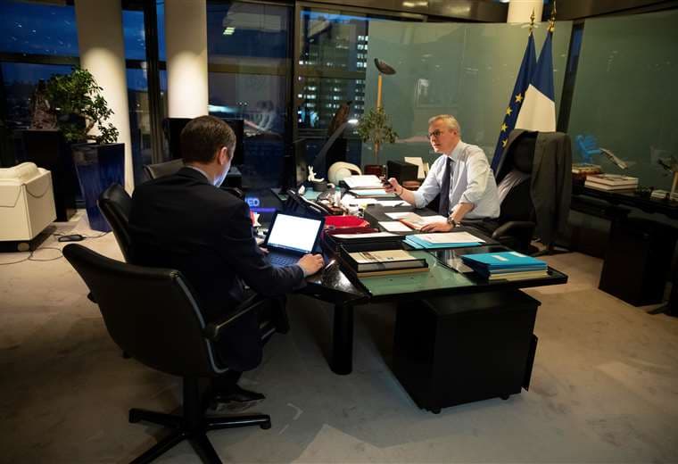 El ministro francés de Economía y Finanzas, Bruno Le Maire, en un descanso de la videoconferencia. Foto AFP