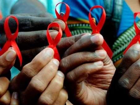Expertos alertan los riesgos que el virus puede tener en los enfermos de sida