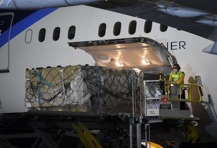 El martes llegó un cargamento con equipos médicos desde China. Foto AFP