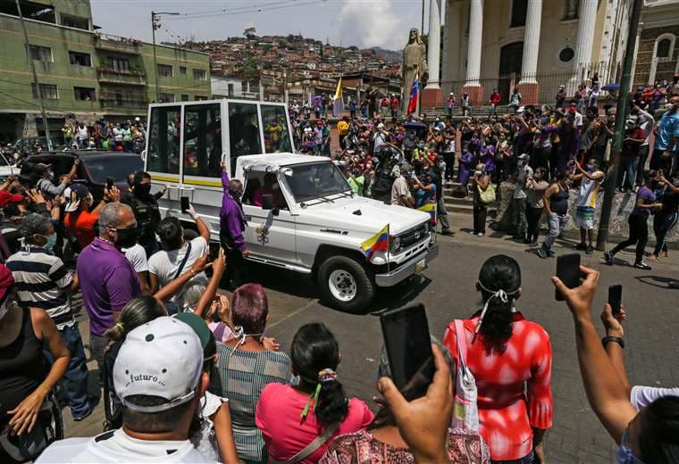 La imagen recorrió las calles en el papamóvil. Foto AFP