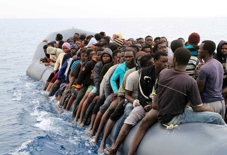 Migrantes libios que tratan de llegar a Italia. Foto AFP
