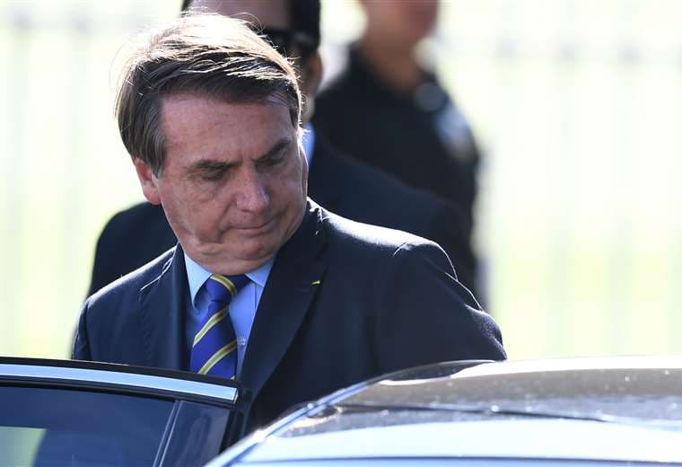 El presidente Bolsonaro saliendo del palacio de la Alvorada en Brasilia. Foto AFP