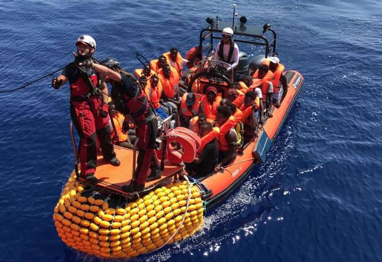 Los migrantes rescatados en el mar por ONG ya no pueden desembarcar en el país