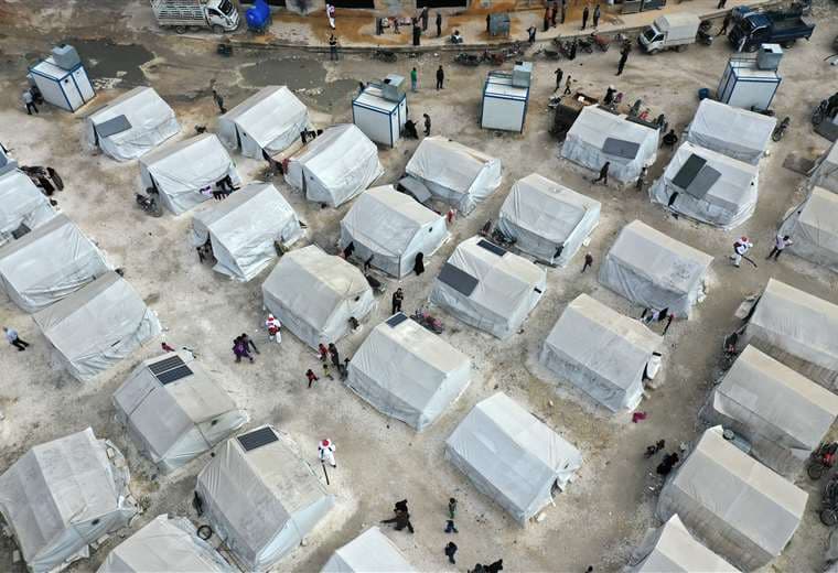 Desinfectan un campamento de refugiados cerca de Idlib. Foto AFP