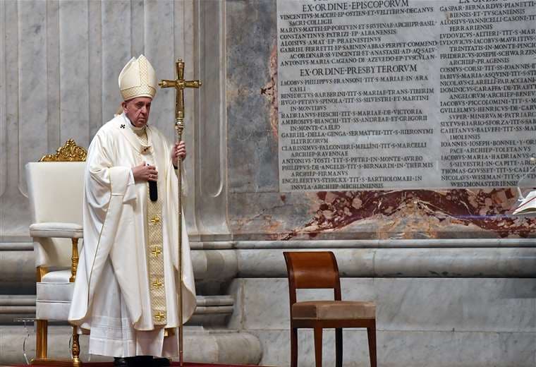 Francisco celebrando en solitario el Jueves Santo. Foto AFP