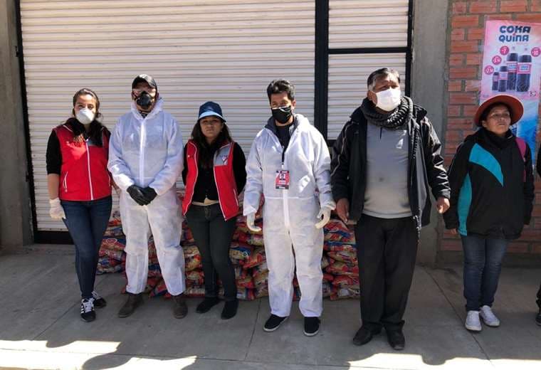 Allegados al club Always Ready distribuyeron este martes bolsas de fideos a vecinos de la urbanización Los Andes de El Alto. Foto: club Always Ready.