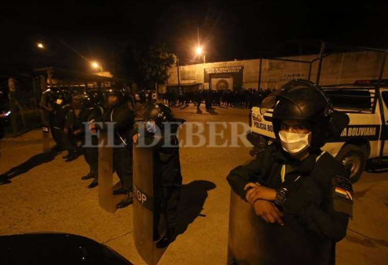 Policías en las afueras de la cárcel de Palmasola. Foto Jorge Gutiérrez 