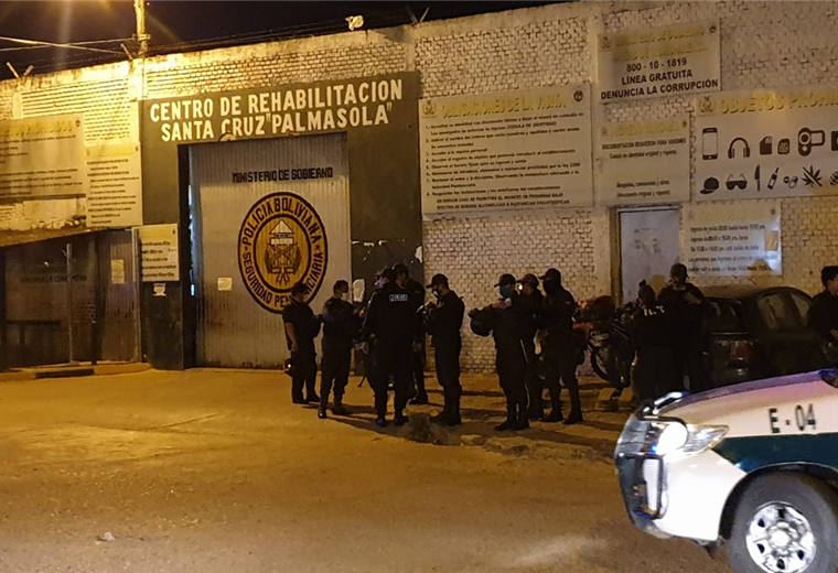 Un importante contingente policía llegó a Palmasola para tratar de controlar un motín de los reclusos. Foto. Jorge Gutiérrez 