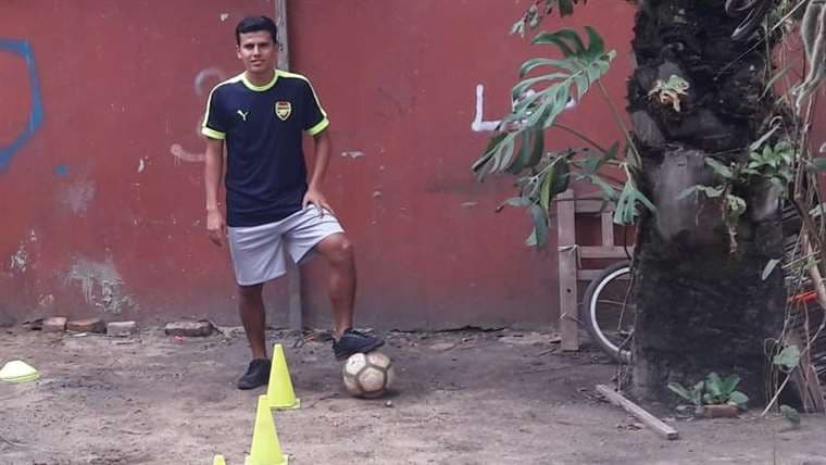 Carlos Soliz en uno de los entrenamientos que realiza en casa para mantenerse bien físicamente. Foto: Carlos Soliz