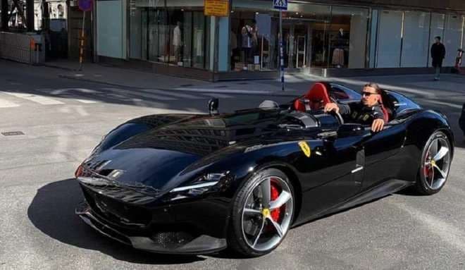 Zlatan Ibrahimovic en el Ferrari Monza, con el que fue sorprendido en Estocolmo. Foto: Internet