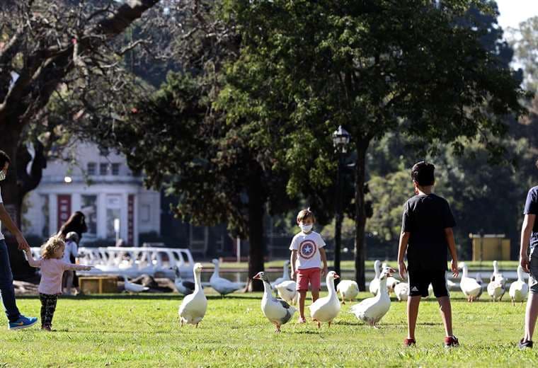 Plazas y parques de Buenos Aires repletos de chicos paseando después de casi dos meses de cuarentena