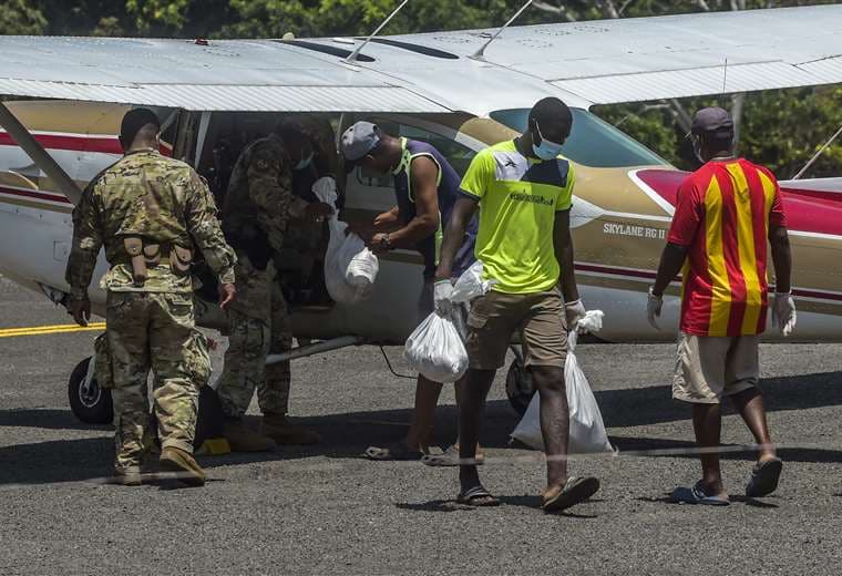 Varias aeronaves llegaron a la isla. Foto AFP