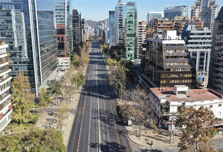 Una avenida de Santiago vacía por la cuarentena estricta. Foto AFP