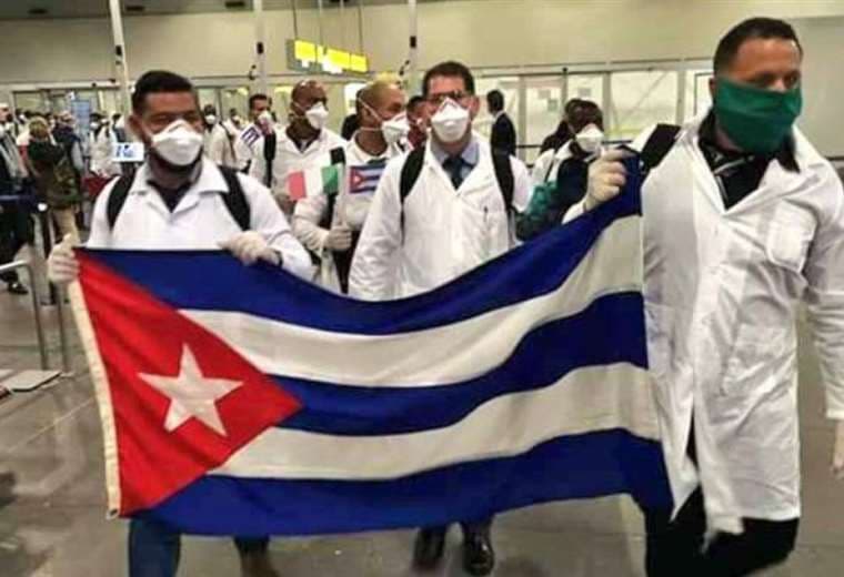 Una brigada de médicos cubanos a su llegada a Italia hace unos dos meses. Foto Internet