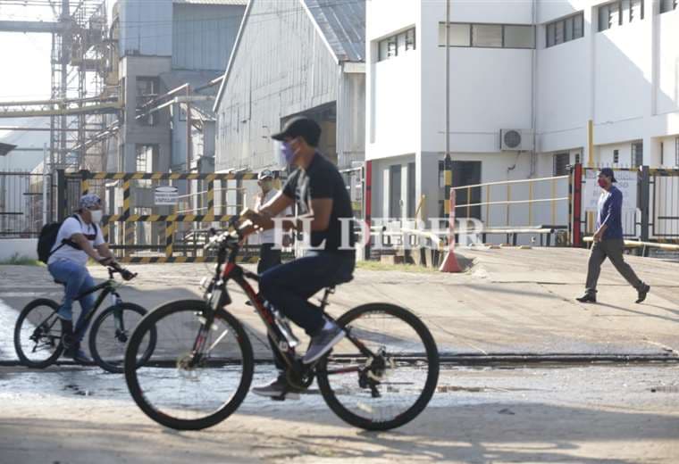 La mayoría de las empresas trasladó a sus trabajadores, otros (foto) asistieron a las fábricas en bicicleta/Foto: Fuad Landívar