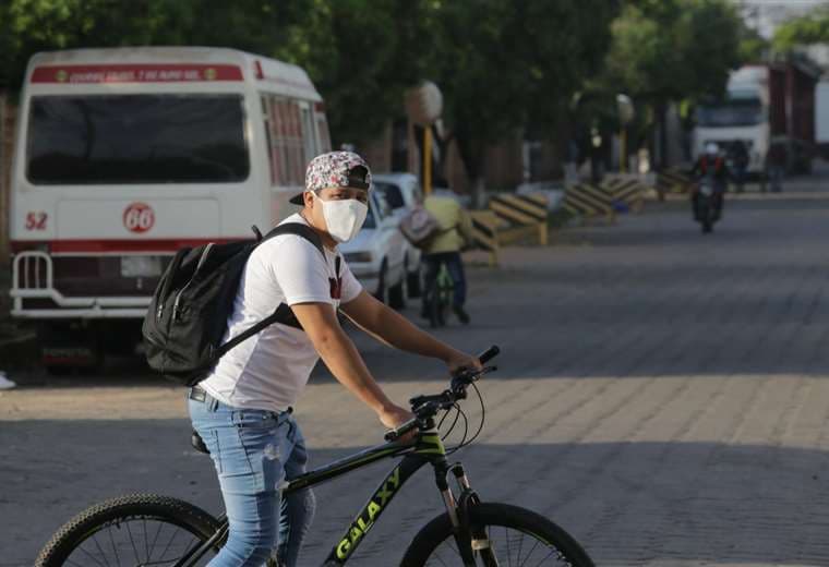 Muchos trabajadores se trasladaron en bicicleta a sus fuentes de trabajo, algunos a pie y otros, fueron llevados en buses. /Foto: Fuad Landívar