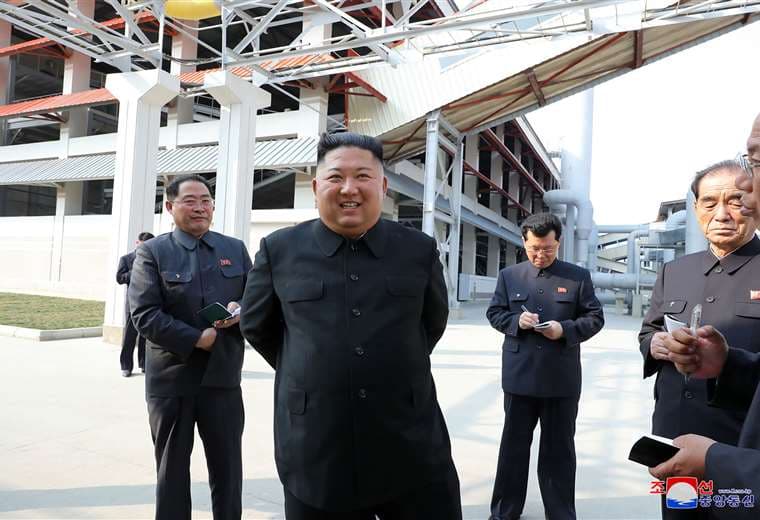 Kim visitó una fábrica de fertilizantes en en Suchon. Foto AFP 