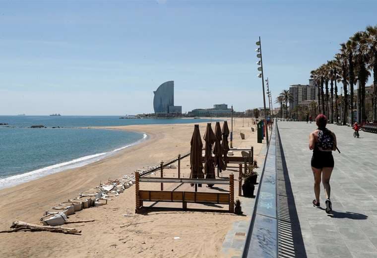 Barcelona abre sus playas y parques para dar paseos