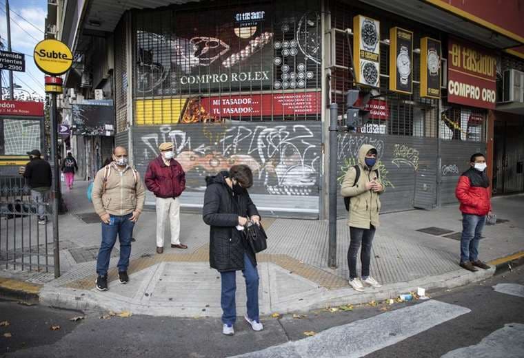 Ciudadanos en una esquina del centro de la capital argentina. Foto Internet
