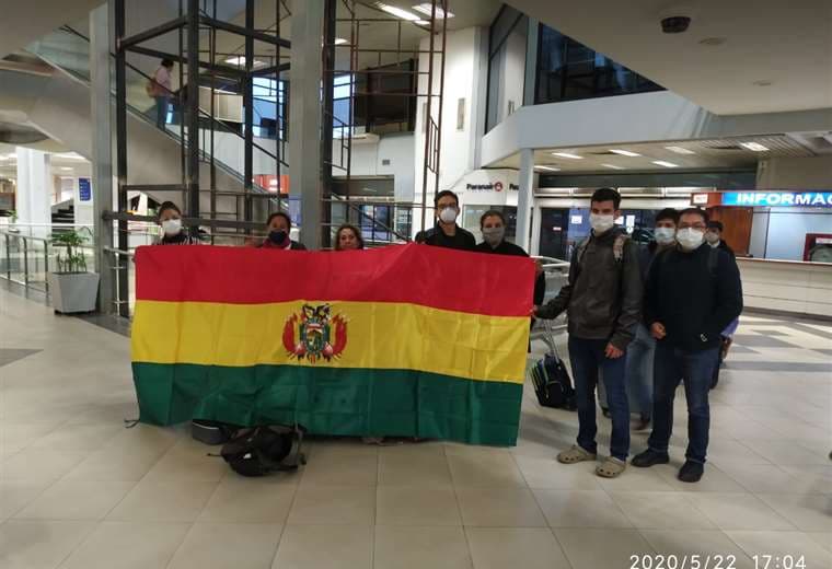 El grupo de bolivianos en el aeropuerto Silvio Petirossi de Asunción (Paraguay) antes de abordar la aeronave