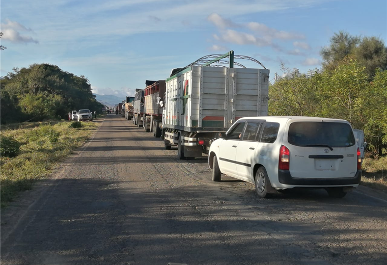 Vehículos hicieron largas filas en la carretera por el bloqueo en Mairana. Foto. Josué Chubé 