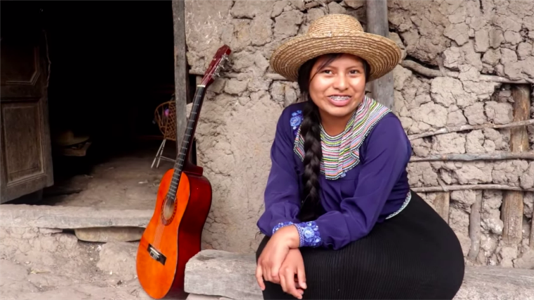 Nancy Risol es, quizá, la indígena más popular de YouTube. Gracias a su ingeniosa forma de mostrar su vida, se ha vuelto muy popular. Tiene más de 2 millones de suscriptores