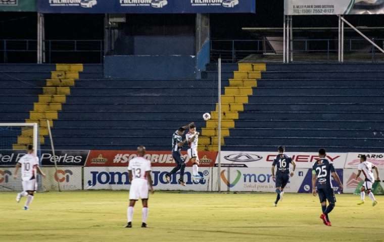 Los jugadores del club Sport Cartaginés y la Liga Deportiva Alajuelense disputan el balón durante un partido de la liga de Costa Rica en Cartago, Costa Rica, el 19 de mayo de 2020. Foto: AFP