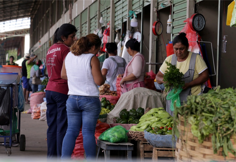 El Mercado Abasto Mayorista es uno de los que abre sus puertas al público. Foto. Fuad Landívar 
