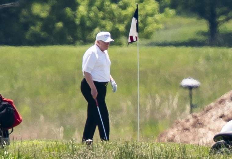 El presidente Donald Trump fue a jugar golf por segundo día consecutivo, mientras que el gobernador de Nueva York, Andrew Cuomo, ofreció su reporte diario sobre coronavirus en la popular Jones Beach de Long Island 