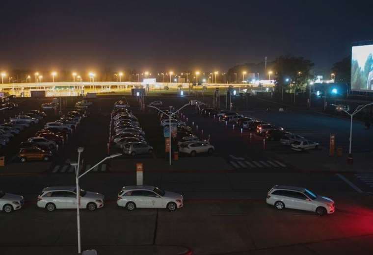 El estacionamiento de la terminal aérea se convirtió este fin de semana en un autocine