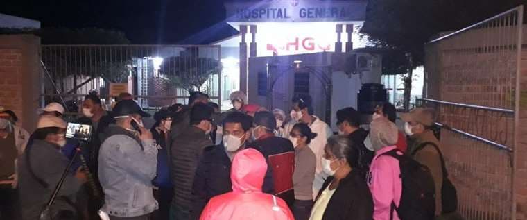 Varias personas se agolparon fuera del hospital a la llegada de autoridades, anoche
