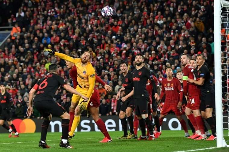 El partido de la Liga de Campeones UEFA entre el Liverpool inglés y el español Atlético de Madrid el 11 de marzo frente a 52.000 seguidores, en Anfield, Liverpool. Foto: AFP