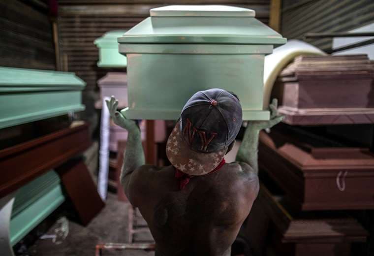 La funeraria La Amistad de Managua ha redoblado su personal para cumplir con los requerimientos. Foto AFP