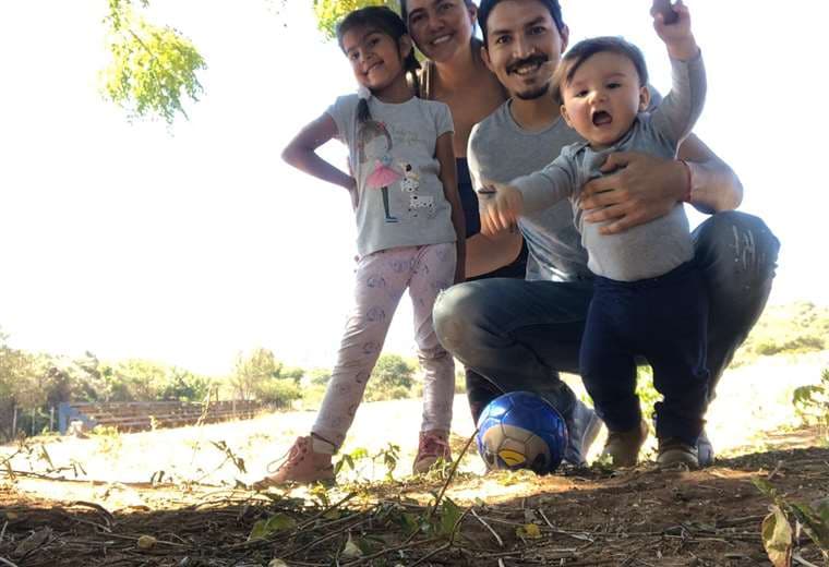 Saidt Mustafá con su esposa Deine y sus hijos Isabela y Farid. La familia gonza de la vida apacible y simple de San Juan. Foto: Saidt Mustafá