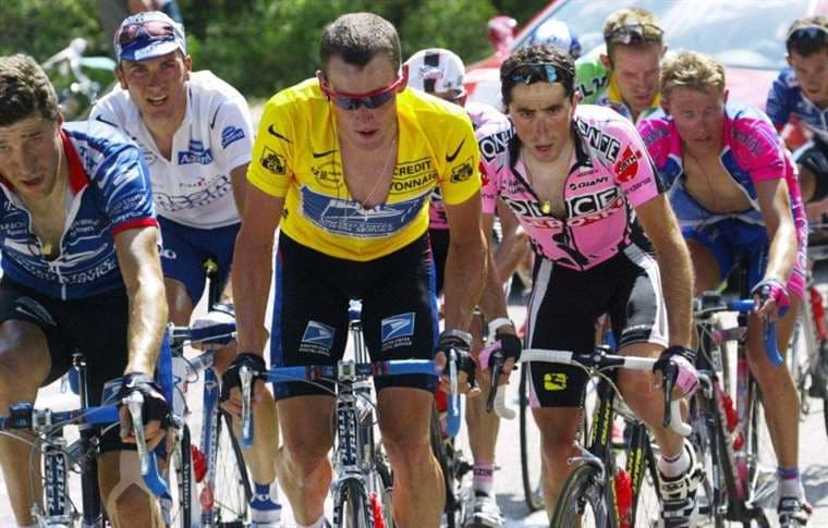Lance Armstrong defiende su maillot amarillo en la ascensión al Mont Ventoux en el Tour de Francia de 2002. Foto: AFP
