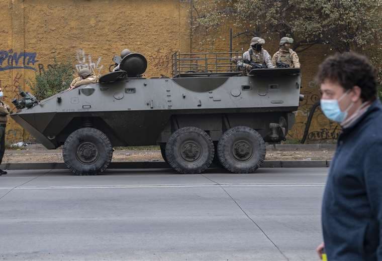 Militares patrullan calles céntricas de Santiago de Chile. Foto AFP