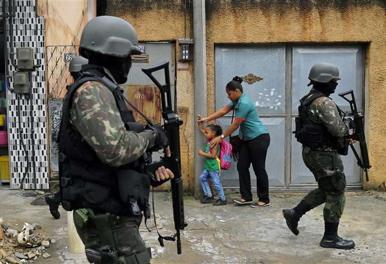 Policías patrullan en una favela de Río de Janeiro, lugares donde hay un brote importante de la enfermedad. Foto AFP