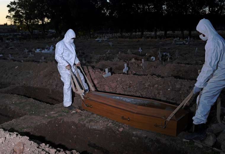 Trabajadores entierran a una víctima del Covid-19 en el cementerio San Francisco Xavier de Río de Janeiro