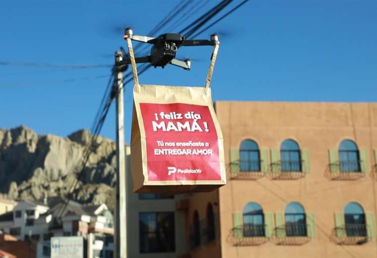 PedidosYa sorprendió a las madres con la entrega de regalo transportado en un dron