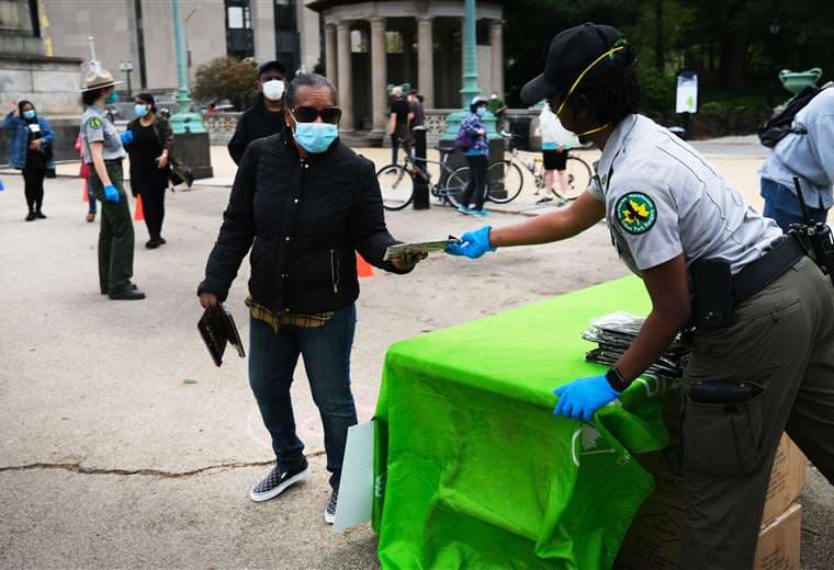 Reparten mascarillas gratis en un parque de Nueva York. Foto AFP