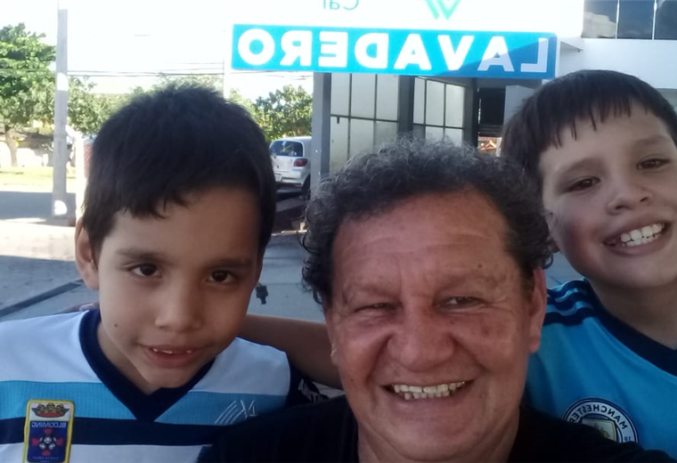 Iver Valladares junto a su hijos